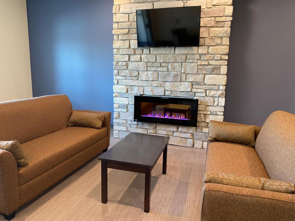 Cobblestone Inn & Suites - Forest City Exteriör bild