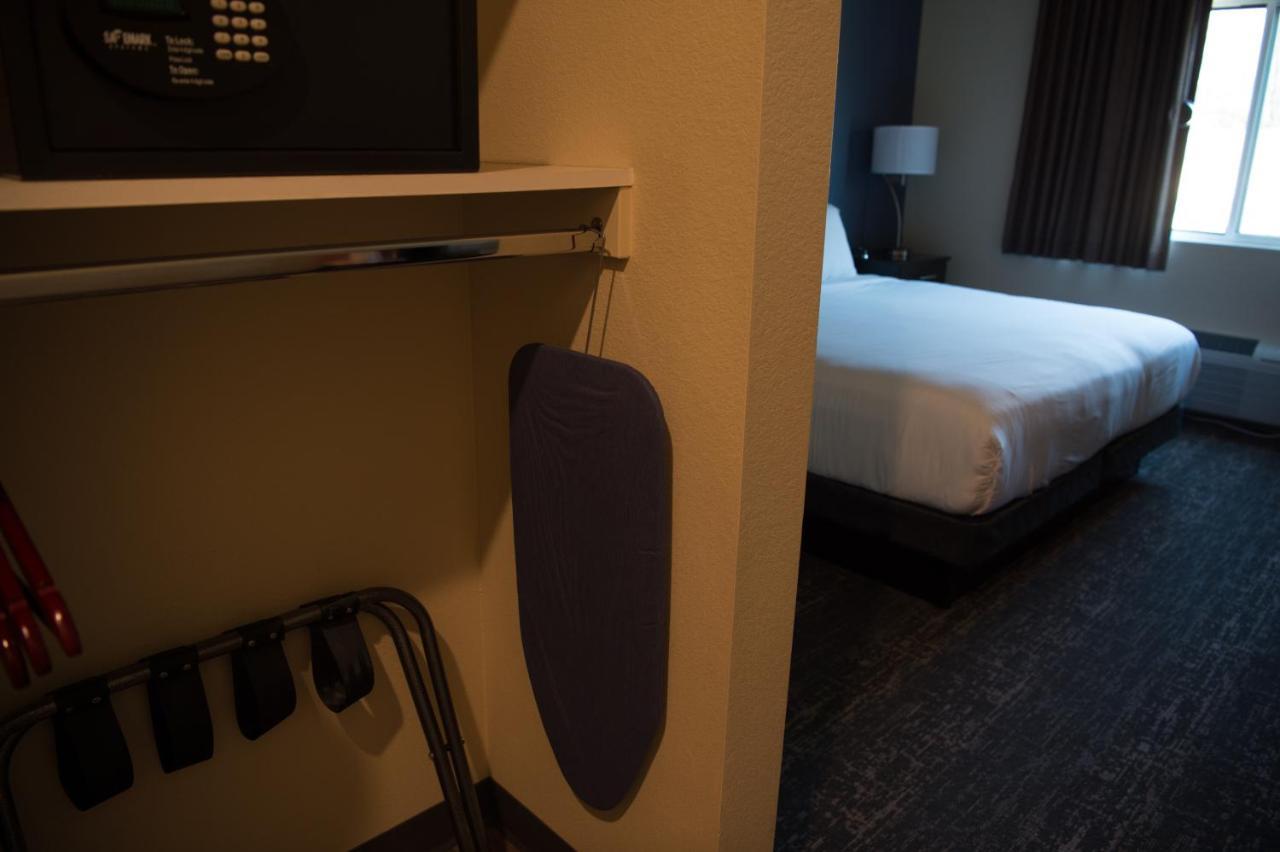 Cobblestone Inn & Suites - Forest City Exteriör bild